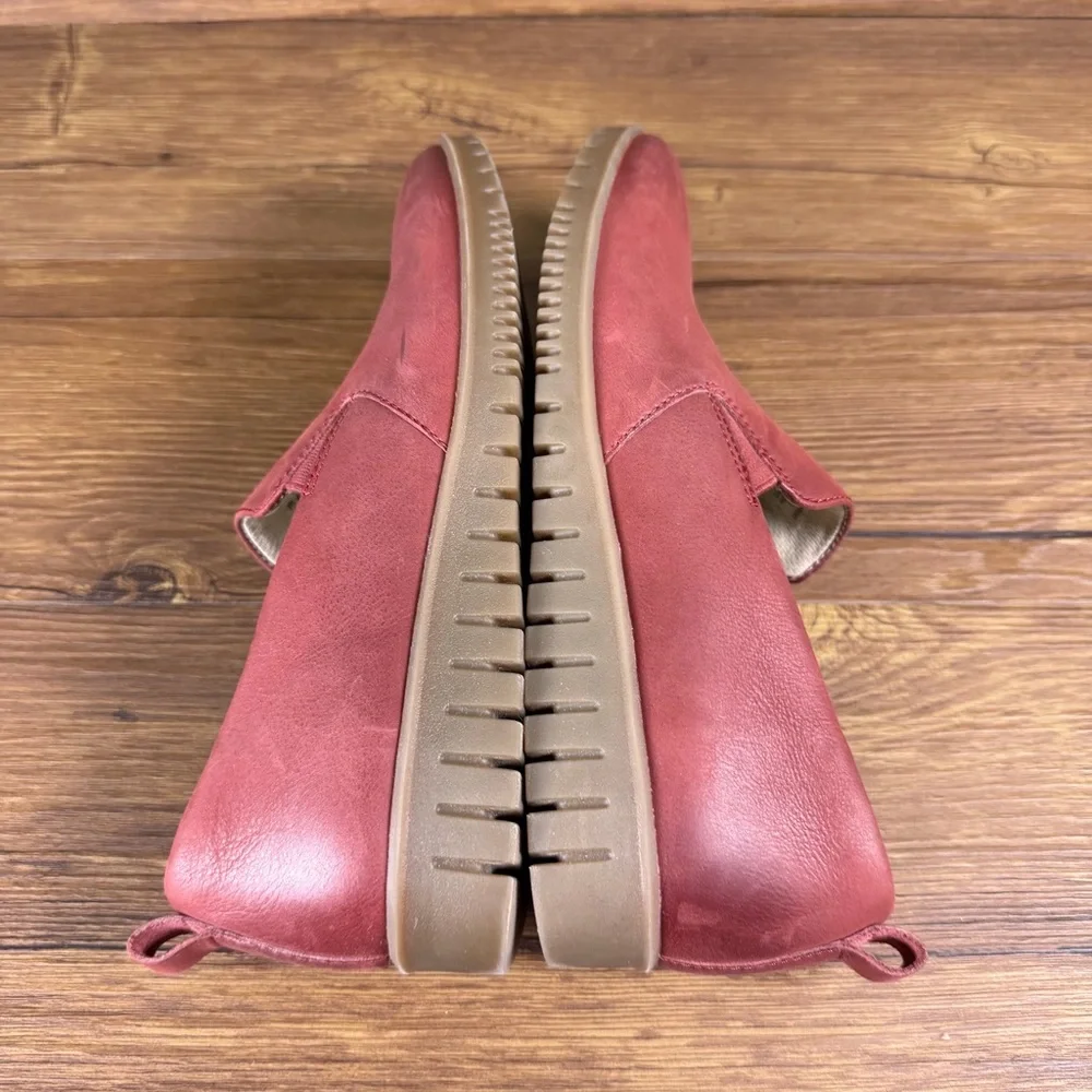 Dansko ships within